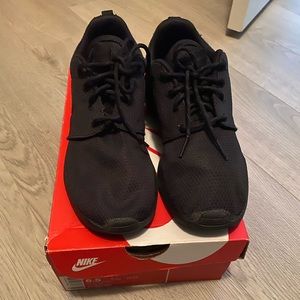Black Nike roshe